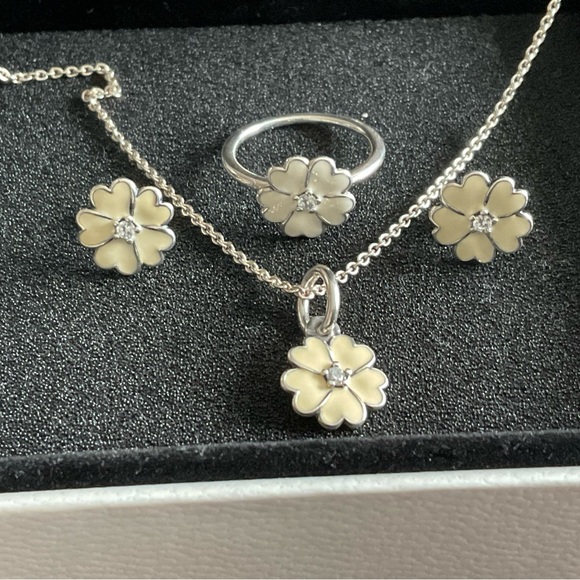 Pandora Jewelry - Pandora white flowers set
